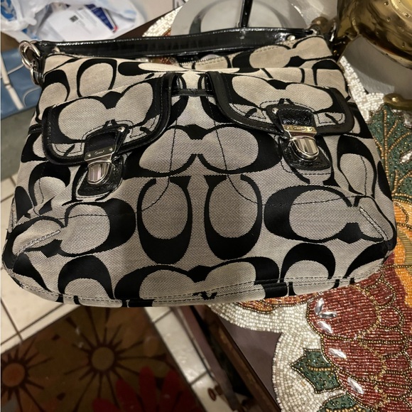 CoachBlackMonogramDaisy SignatureLogoPocketHobo.Black patent leather Trim.EUC - Picture 7 of 9